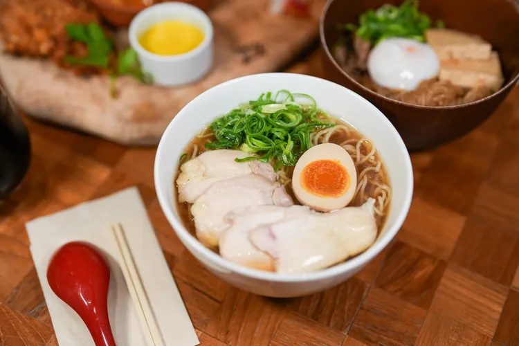 「Cafeteria」營業時間從晚上6點到11點，能吃到拉麵、丼飯等日式經典料理。田欣雲攝影