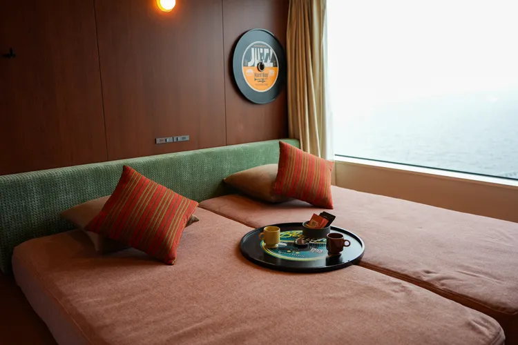 看起來像唱片的圓形裝飾物，其實可以拿下來當作小桌子。田欣雲攝影