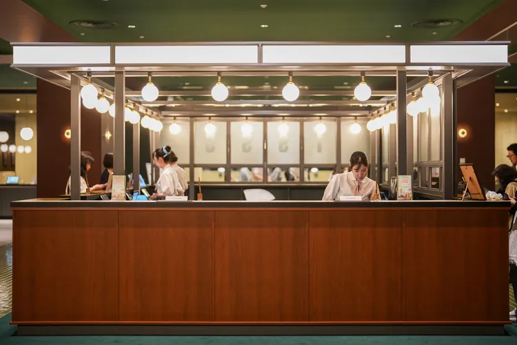 櫃檯設計靈感來自美國當時的銀行。田欣雲攝影