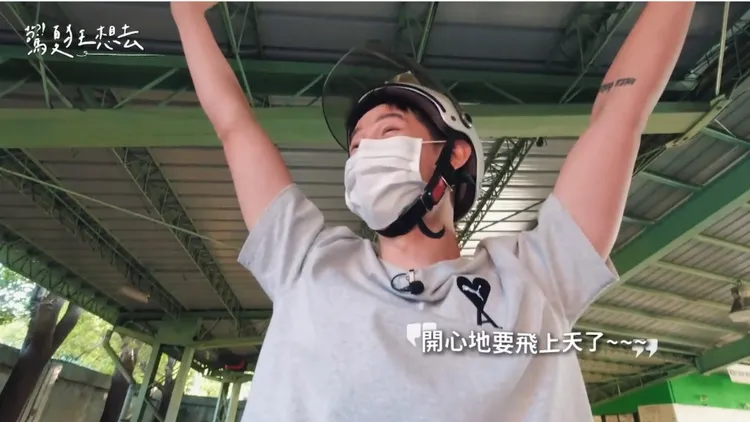 夏和熙考機車駕照。CBOOK提供