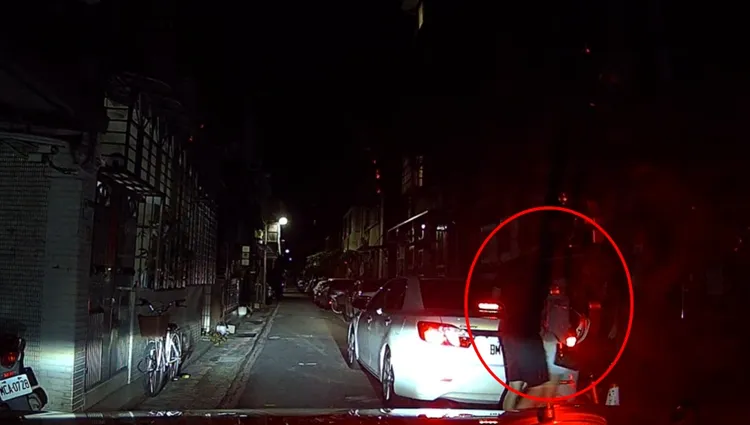 刺青男對女子動粗。翻攝自爆料公社