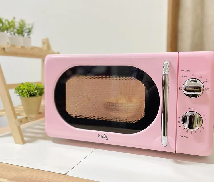 粉嫩色系、復古造型！「only節能高效20L美型微波爐」符合節能標章基準，也有溫度異常保護裝置，令人安心。