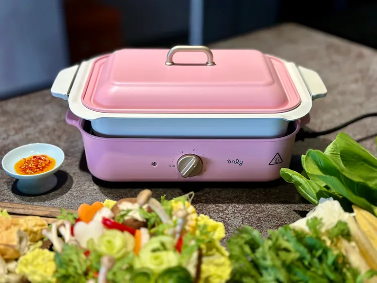 有六段溫控、可拆洗設計，還有各種烤盤可搭配，廚房的得力小助就是「only多功能不沾復古電烤盤」！