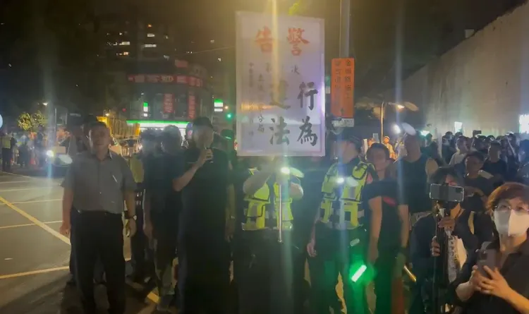 土城警舉牌告知違法。警方提供