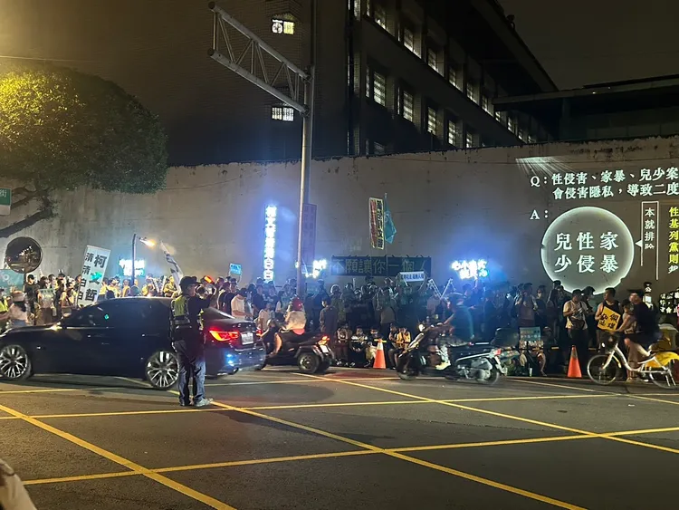 小草在北所外集結。警方提供