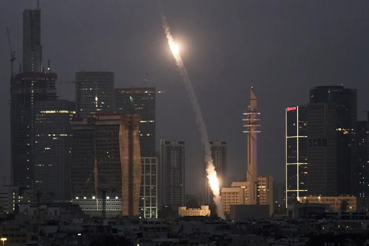 特拉維夫的「鐵穹」攔截伊朗飛彈。美聯社
