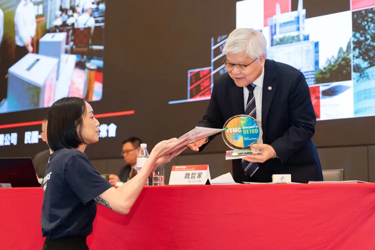 綠色和平今（6月3日）出席台積電股東會，並親自送出「綠電轉型建議書」與「持續追求RE100」的勉勵獎盃予（右）台積電董事長魏哲家。綠色和平提供