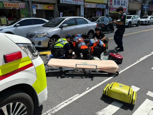 高龄驾驶又肇事!78岁妇成大旁暴冲撞倒整排车3人伤 单车骑士送医不治