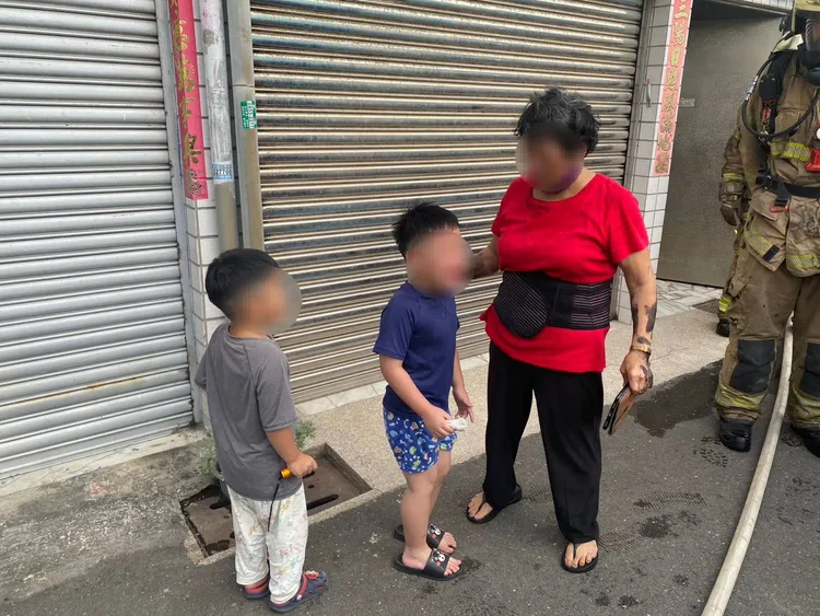 2名兒童自行逃出戶外，阿嬤隨後救出。翻攝畫面
