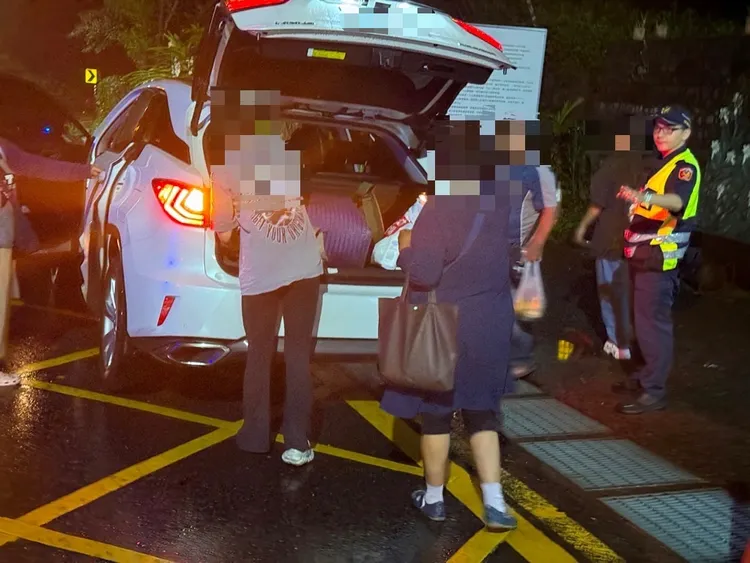 警方開車載村民至三德檢查哨避雨等待其親人前來接應。翻攝畫面