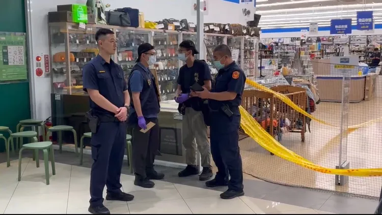 警方封鎖現場採證中，中槍男子送醫後恢復呼吸心跳。民眾提供