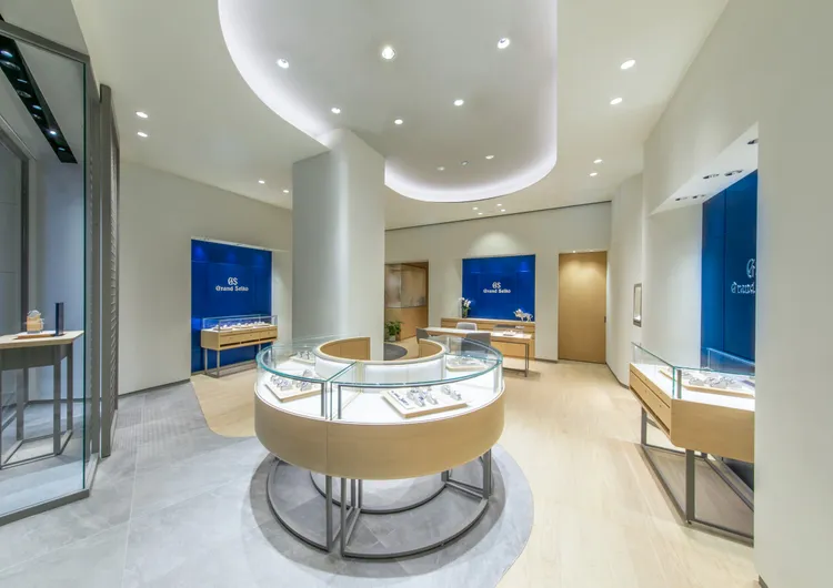 新店大量運用石材、木材，營造出日本信州、岩手與東北地區的自然風光。品牌提供