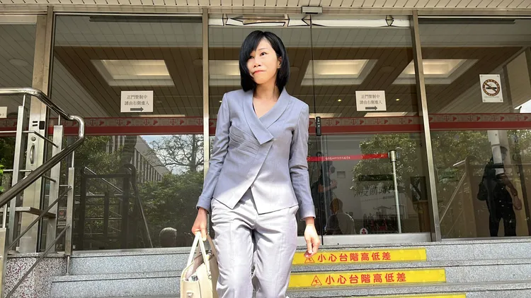 呂秋遠「孩子的媽」現身北檢！這次不哭了　俐落套裝展笑顏。莊宗達攝