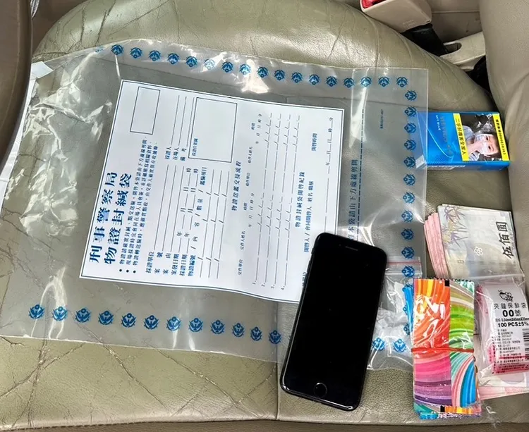 警方查扣新店分會5人幫眾手機、K他命3包、毒咖啡包10包、分裝袋1批等證物。翻攝畫面