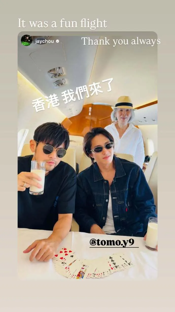 周杰倫（左）與媽媽葉惠美（右）、山下智久27日一起搭私人飛機到香港。翻攝山下智久IG