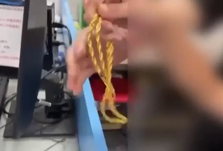 被害人脖子上的金鍊子，差點被賴嫌一手搶走。翻攝畫面