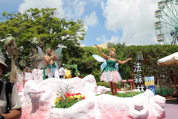 麗寶樂園暑假推出高達四輛巨型花車的大規模精靈遊行表演。業者提供