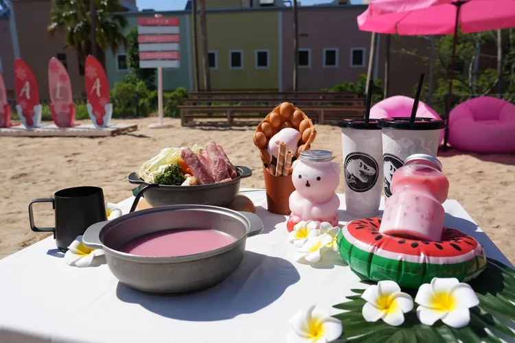 集結粉紅色系餐點，還有天天抽冰淇淋免費吃活動，讓遊客消暑。業者提供