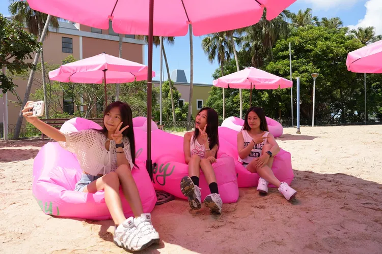 粉紅陽傘、氣墊沙發與泳圈，打造夢幻浪漫打卡區。業者提供