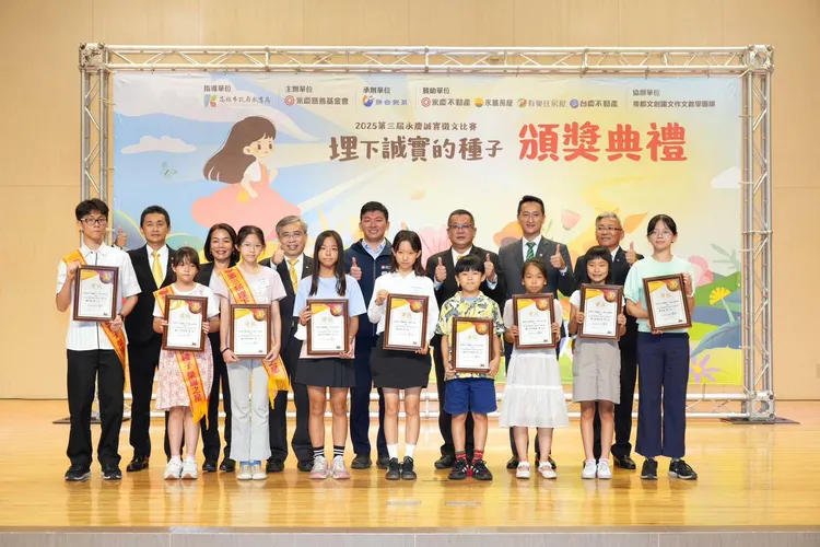 圖說：高雄市政府教育局長吳立森(後排中)親臨現場頒獎，並與前三名獲獎學生合影。永慶房產集團提供