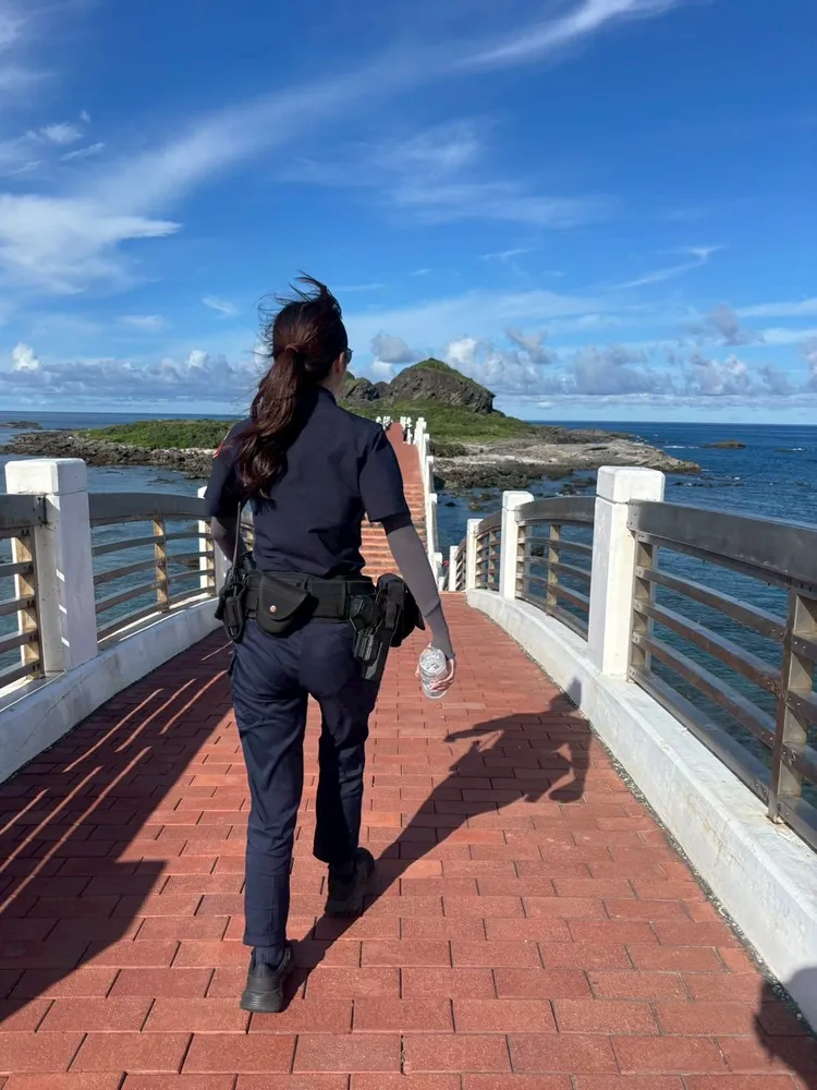 女警獲報進入三仙台徒步展開尋人任務。警方提供