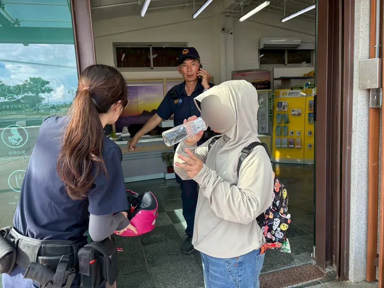 1小時後女警終於尋獲迷路婦人，拿出礦泉水讓她解暑。警方提供