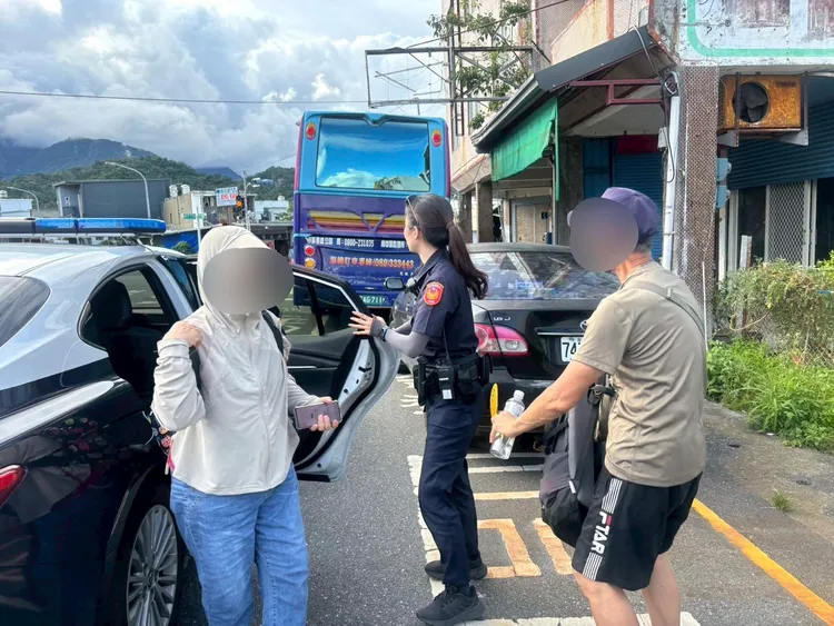 婦人迷途1小後與丈夫開心團聚。警方提供