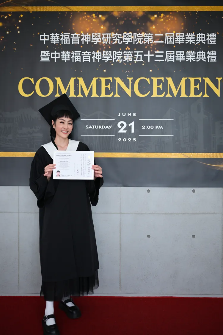 唐玲努力10年今畢業了，眉開眼笑。經紀人提供