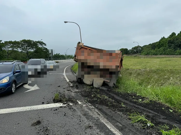砂石車自撞國道匝道口護欄。大溪警分局提供