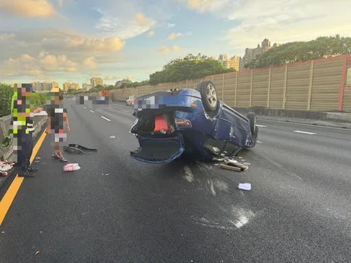 大貨車變換車道不當!擦撞致汽車翻覆 駕駛額頭擦傷