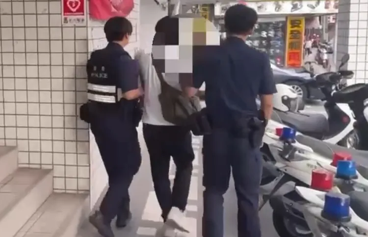 葉男最後在親情電話攻勢下，態度軟化，放下刀開門釋放人質，讓警方逮捕。翻攝畫面