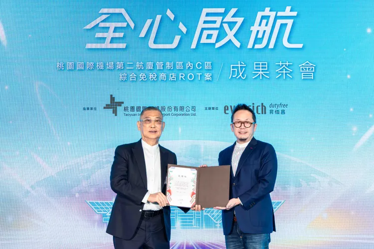 昇恆昌免稅商店長期推廣臺灣文化不遺餘力，深獲中華文化總會肯定，由文化總會秘書長李厚慶（右）予昇恆昌免稅商店董事長江松樺（右）感謝狀。昇恆昌免稅商店提供