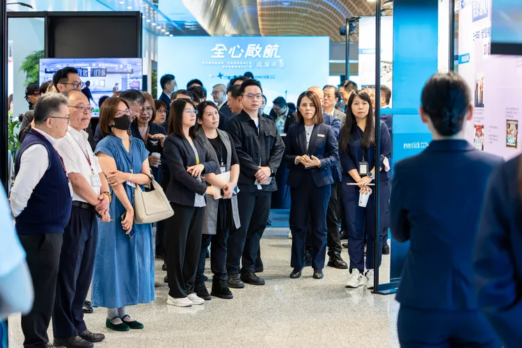 昇恆昌免稅商店零政府補助投入資金，歷時五年全面完成「桃園國際機場第二航廈管制區C區綜合免稅店ROT招商案」，強化臺灣重要交通樞紐競爭力及國門形象。昇恆昌免稅商店提供