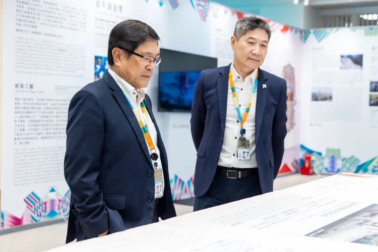 昇恆昌免稅商店長期以推動臺灣文化及協助臺灣藝術接軌國際為宗旨，桃園國際機場股份有限公司董事長楊偉甫（左）、桃園國際機場總經理范孝倫（右），參觀由昇恒昌基金會在機場舉辦的第12屆總統文化獎。昇恆昌免稅商店提供