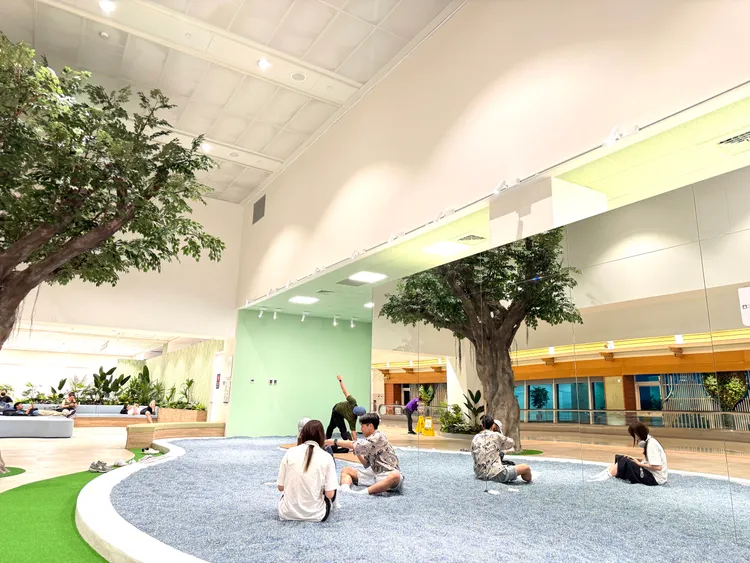 昇恆昌免稅商店響應全球永續，以6.5 噸回收玻璃打造「亮彩琉璃體驗池」，豐富旅客候機體驗。昇恆昌免稅商店提供