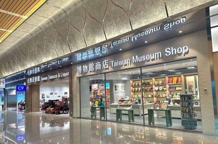 博物館商店整合國立故宮博物院、歷史博物館等超過10家臺灣博物館文創商品；台灣菸酒館集結金門高粱、OMAR威士忌等臺灣經典茗酒。昇恆昌免稅商店提供