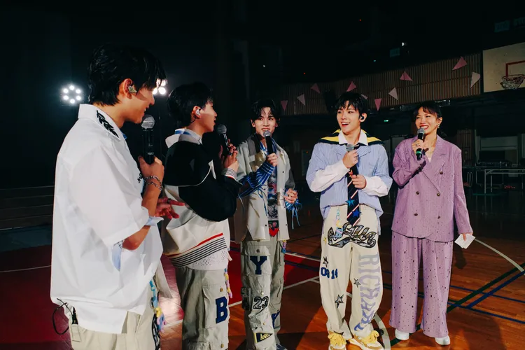 大牙接下主持棒重返校園，與AcQUA源少年開心互動。北流提供