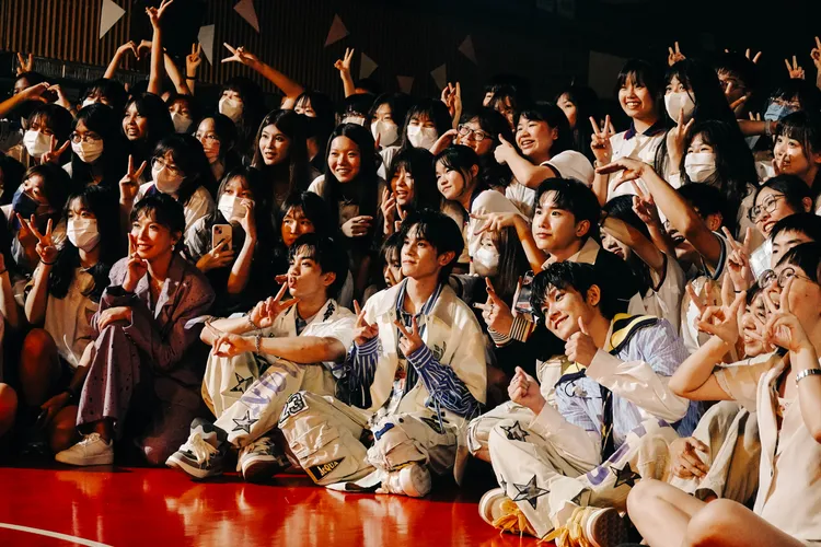 大牙、AcQUA源少年、新化高中學生大合照，體育館變粉絲見面會。北流提供