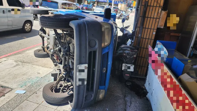 小貨車側翻撞進人行道。警方提供