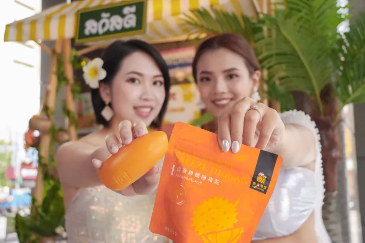 凱撒趣淘漫旅台北1樓大廳外打造充滿異國氛圍的「泰式風情打卡攤位」，旅客只需完成指定社群任務並拍照打卡，即可獲得芒果榴槤凍乾或東方檸檬草精油皂。凱撒趣淘漫旅台北提供