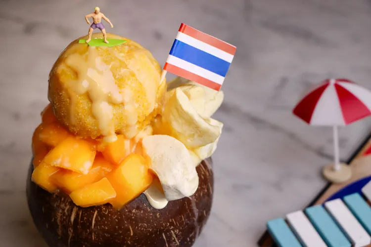 凱撒趣淘漫旅台北7月起入住「來趣淘．泰享受」專案的旅客，加贈與板橋凱撒大飯店BAR 98聯名推出的「芒芒夏雪牛奶榴槤凍乾冰」乙份。凱撒趣淘漫旅台北提供