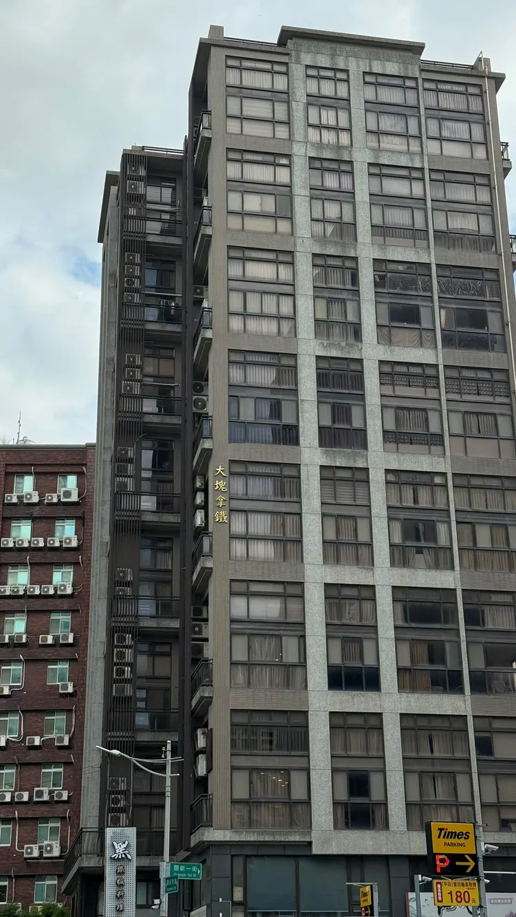 新竹市一處社區大樓，案名為「大塊拿鐵」。翻攝《路上觀察學院》社團