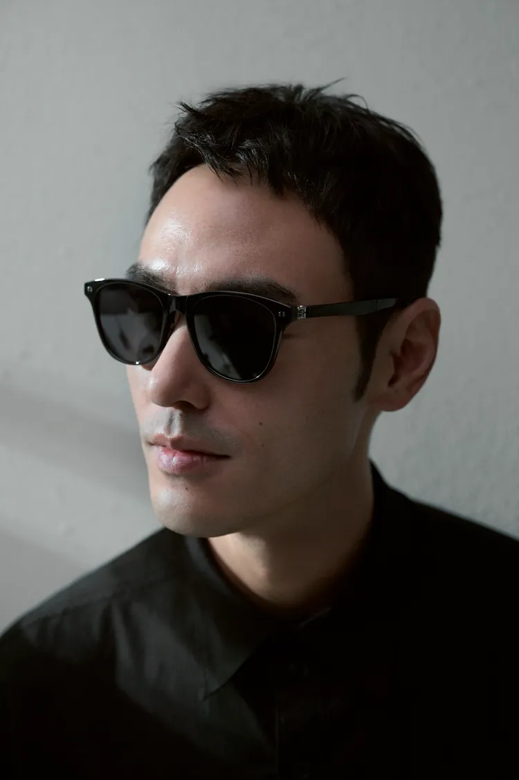 阮經天戴上墨鏡之後整個人帥到走不了低調路線。品牌提供