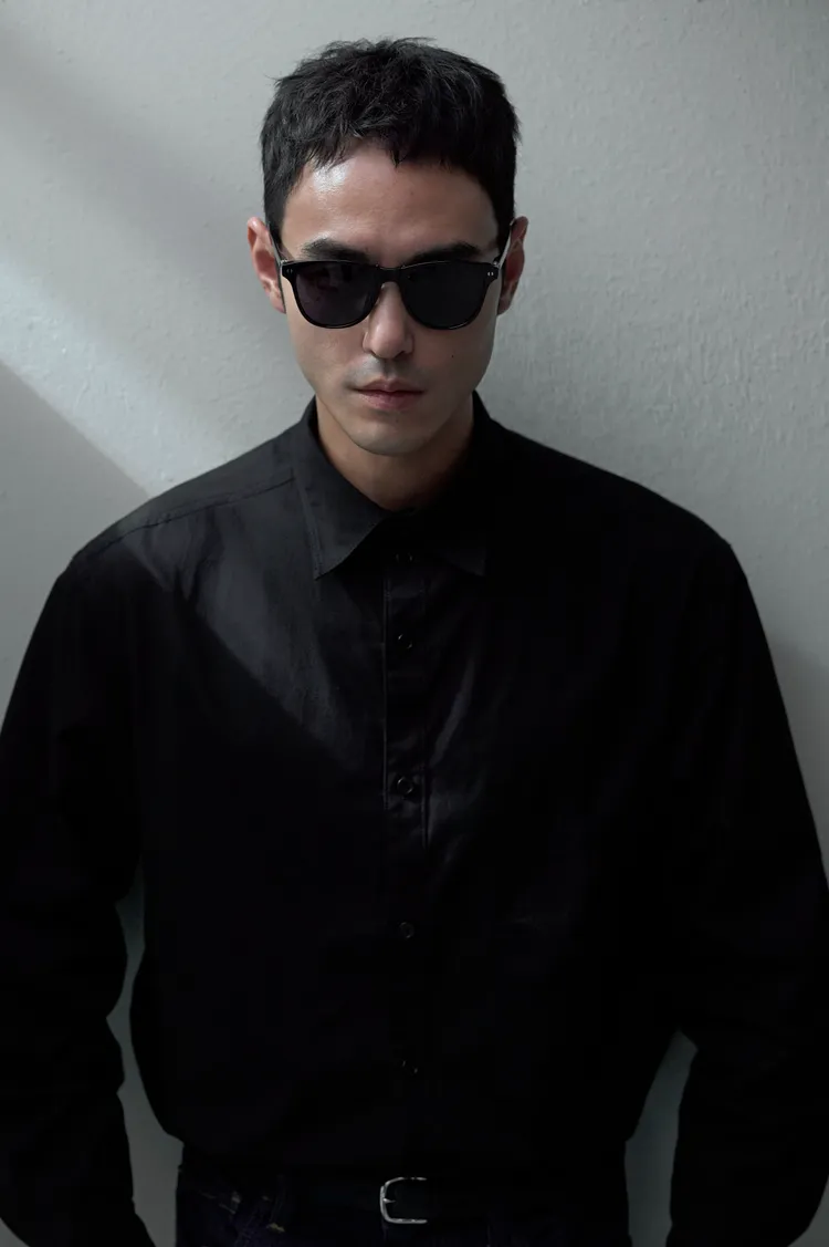 阮經天以全黑造型配上墨鏡，巨星氣場瞬間爆棚。品牌提供