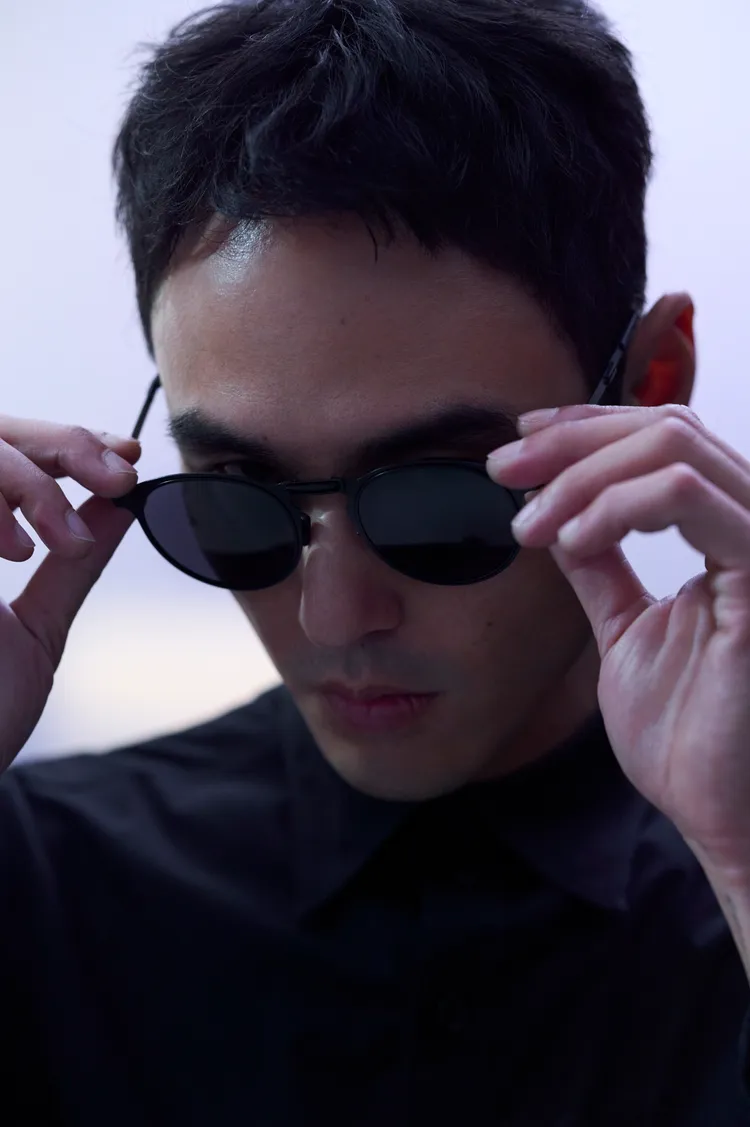 阮經天演繹KlassiC.新推出的全新輕行者摺疊墨鏡。品牌提供