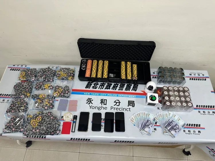 永和社區大樓內暗藏德州撲克賭場，警方查扣現金、籌碼、手機等贓證物，逮捕負責人與賭客在內共13人。翻攝畫面