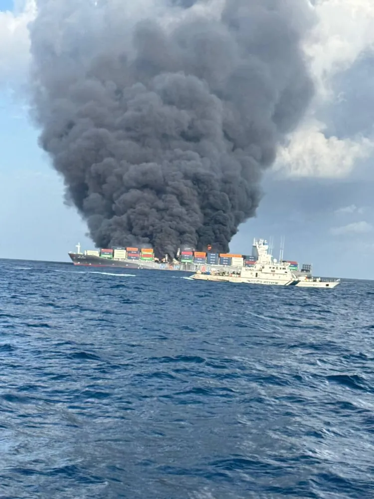 萬海航運所營運的WAN HAI 503旺春輪7日在印度西岸外海發生火警，目前仍有4人失蹤，其中包括兩名台灣人。圖取自x.com/IndiaCoastGuard
