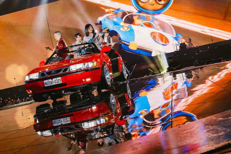 瑪莎駕駛的「Fly to 25TH豪華客機」降落在台北大巨蛋。相信音樂提供