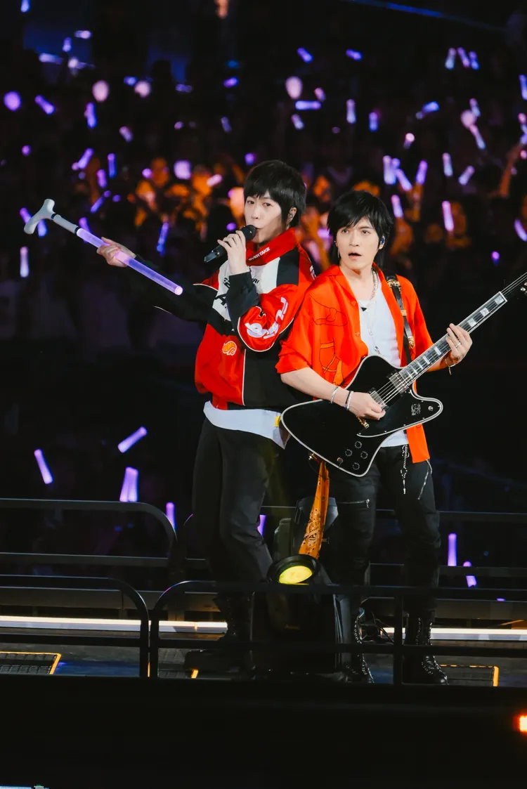 阿信秀拐杖螢光棒。相信音樂提供