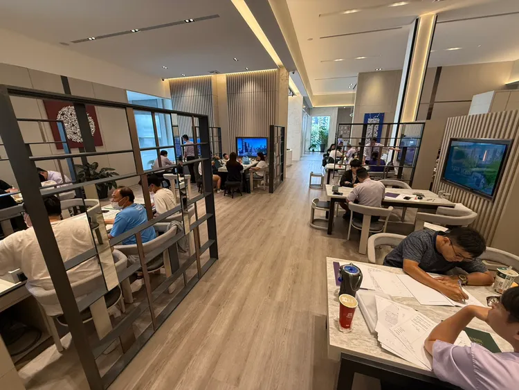 高雄已經許久沒有建案假日出現大量人潮，推究主因還是價格具備競爭優勢，興富發該行銷方法可能引起其他建商未來降價或提出更多優惠方案。葉家銘攝